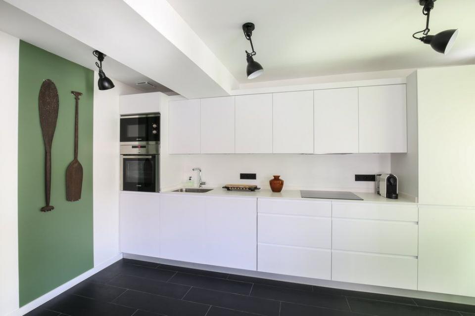 Хубави шкафове, акцент на стената или характерна лампа и тясната ви кухня ще стане малко бижу.