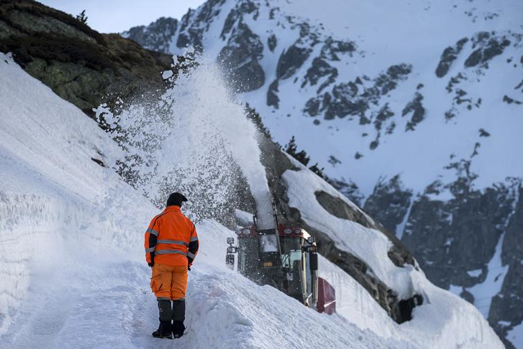 готард сняг снегопочистване готард алпите