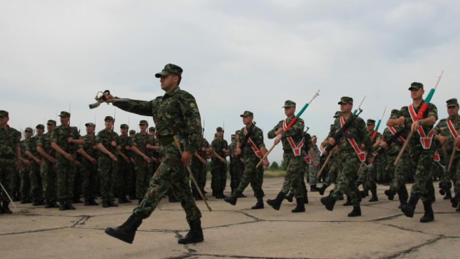 В района на летище Доброславци се проведе тренировка за военния парад на представителните блокове на видовете въоръжени сили и техниката, на въоръжение в Българската армия.