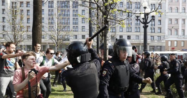 Руският опозиционен лидер Алексей Навални и най малко хиляда противници