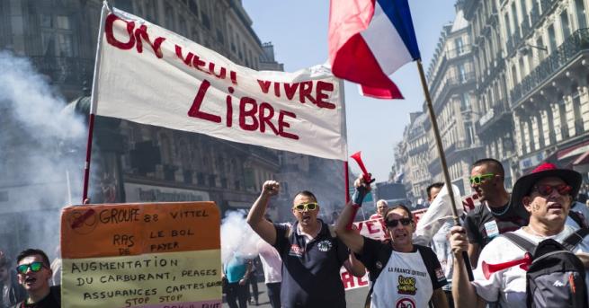 Френски жандармерист е ранен а стъкло на бус на Радио