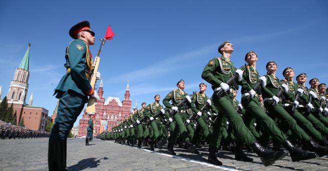 Президентът на Русия Владимир Путин наблюдава парада за Деня на