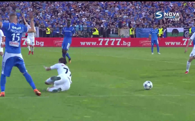 В 43 ата минута Славия опропасти една от редките си