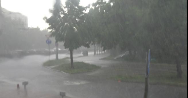Пороен дъжд се изсипа и наводни много от улиците и