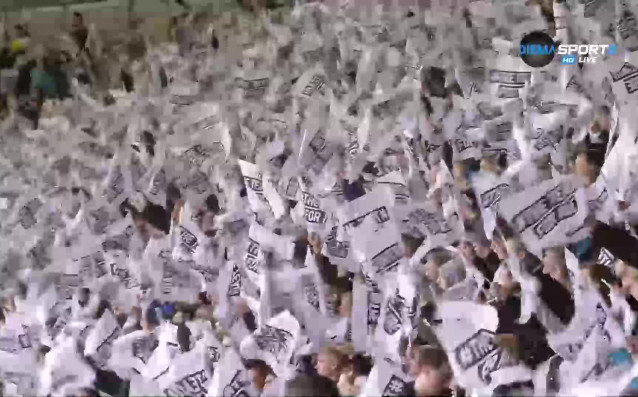 Многобройни бели знамена бяха развети на 33 хилядния Прайд Парк преди