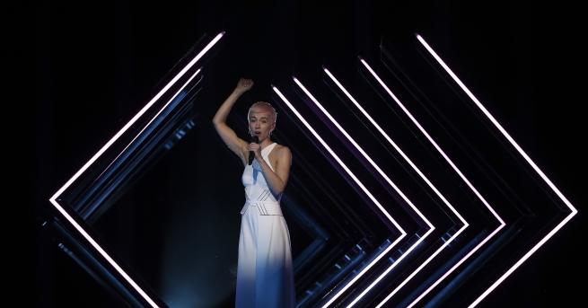 Неизвестен мъж нахлу на сцената на Евровизия Това се случи
