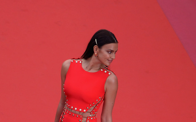 Супермоделът Ирина Шейк разгорещи червения килим на филмовия фестивал в