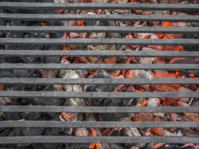  Заредете се с верните принадлежности <br> Изберете черешово, сливово и ябълково дърво, които ще придадат прелестен мирис на месото. 