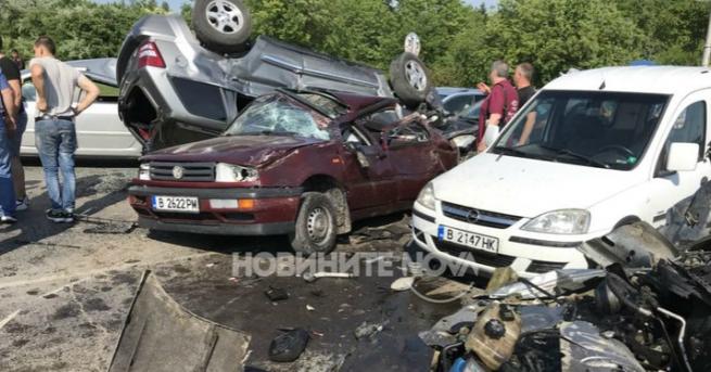 Четирима души са пострадали при катастрофа между шест автомобила на