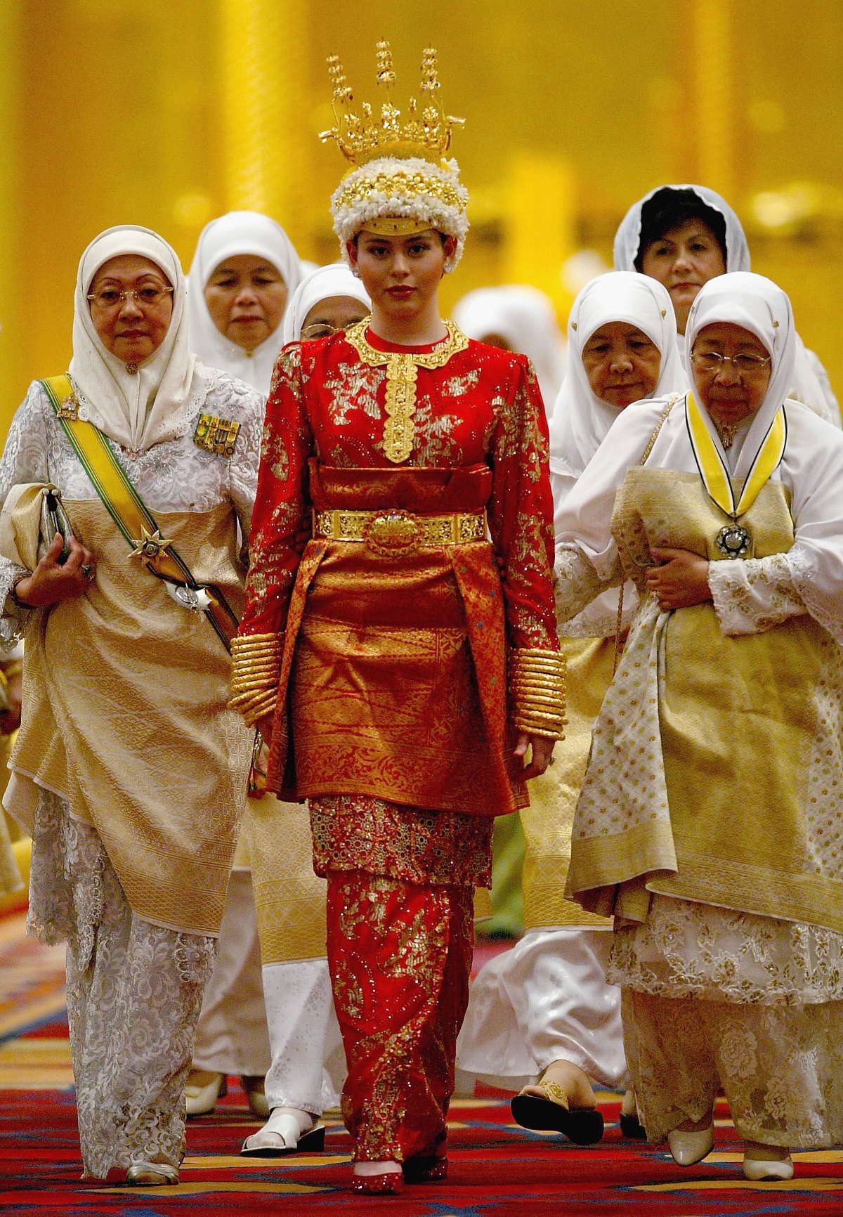 Принцесата на Бруней Даянгку Сара се омъжва за престолонаследника Ал Мухтаде Билах през 2004 г. На сватбата си тя е с пет различни облекла на обща стойност 4 млн. долара.