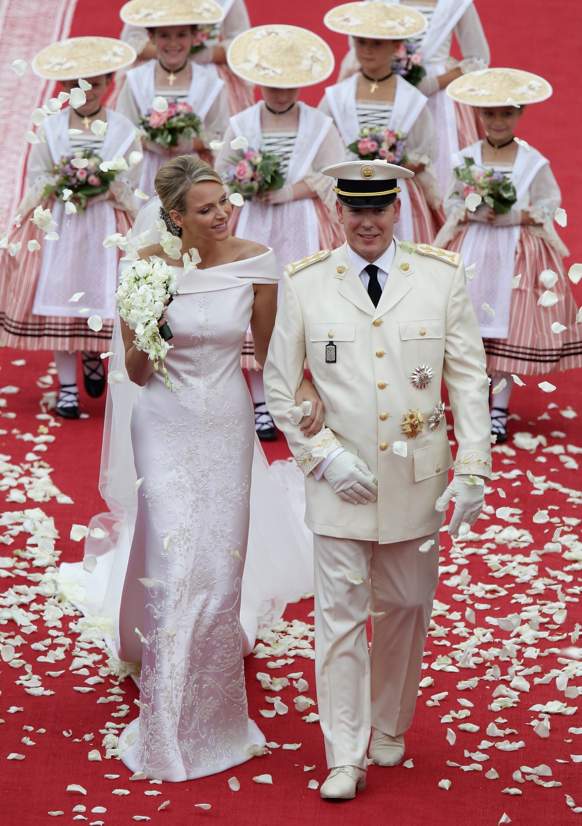 Принцесата на Монако Шарлен и сватбената ѝ рокля, изработена за 2500 часа. Тя е обсипана с кристали "Сваровски" и перли. 