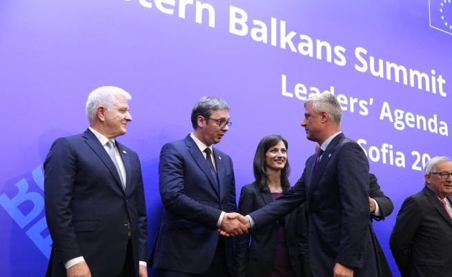  Президентите Вучич и Тачи се поздравиха в София, макар че Сърбия не признава Косово и даже беше сложила под въпрос присъединяване си в срещата на водачите Европейски Съюз - Западни Балкани 