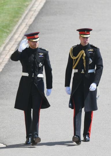 <p>Принц Хари, младоженецът, и брат му - херцогът на Кембридж, Уилям, който му е кум вече са в параклиса &quot;Сейнт Джордж&quot;</p>