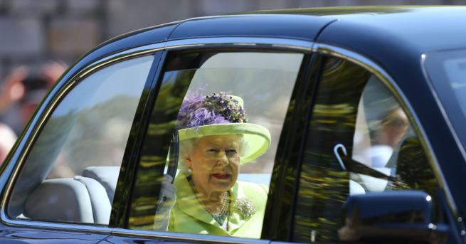 Кралица Елизабет Втора пристигна за сватбата на принц Хари в лимоненожълта копринена