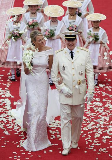 <p><strong>Принц Албер II, Монако &ndash; 1 млрд. долара</strong></p>

<p>Принц Албер II от Монако притежава около една четвърт от земята, в която царува, както и &nbsp;домът на майка си Грейс Кели &nbsp;във Филаделфия, САЩ.</p>

<p>Той го купи обратно през 2016 г. за приблизително 754 000 долара.</p>

<p>Също така има колекция от антични автомобили, дялове в курорта в Монте Карло Societe des Bains de Mer &nbsp;и скъпоценен печат, които допринасят за богатството на дома Грималди.</p>

<p>През 2015 г. Монако е похарчила 52 788 294 долара за издръжка на кралското семейство.</p>