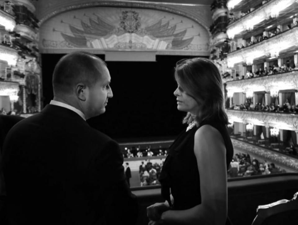  Президентската двойка беше на посещаване в Москва. Двамата участваха на зрелище на Софийската опера в Болошой спектакъл. 