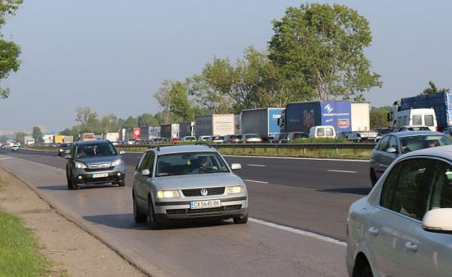  Две коли се възпламениха в Бургаско, образуваха се тапи 