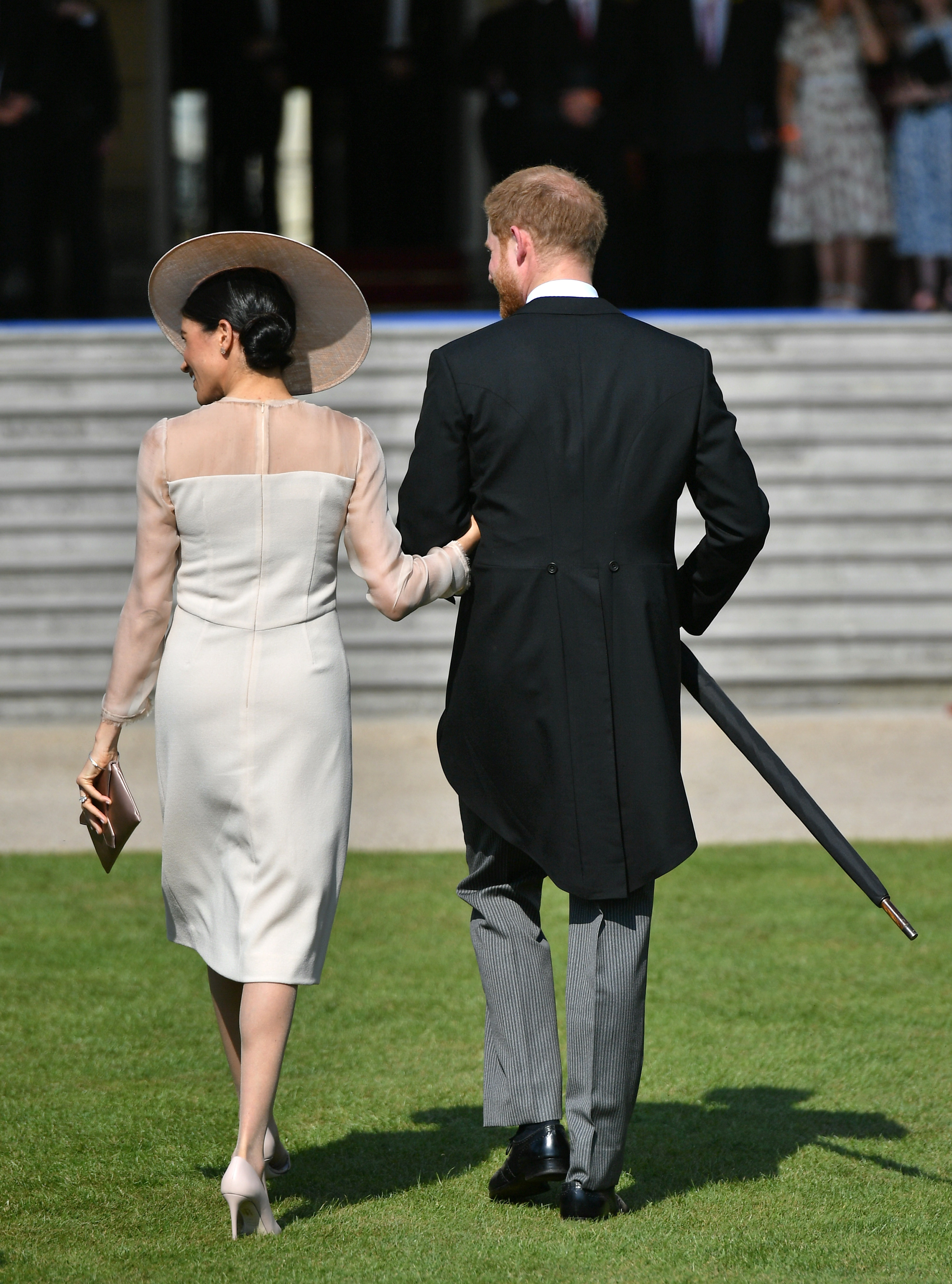 Херцозите на Съсекс принц Хари и Меган Маркъл направиха своята първа официална публична поява след сватбата им. Това стана на градинско парти в Бъкингамския дворец.