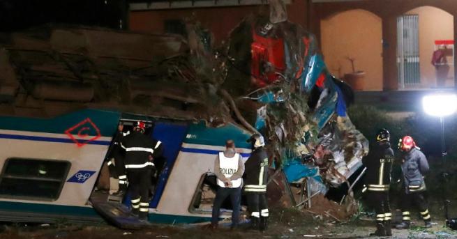 Двама души загинаха а 18 бяха ранени при тежка железопътна