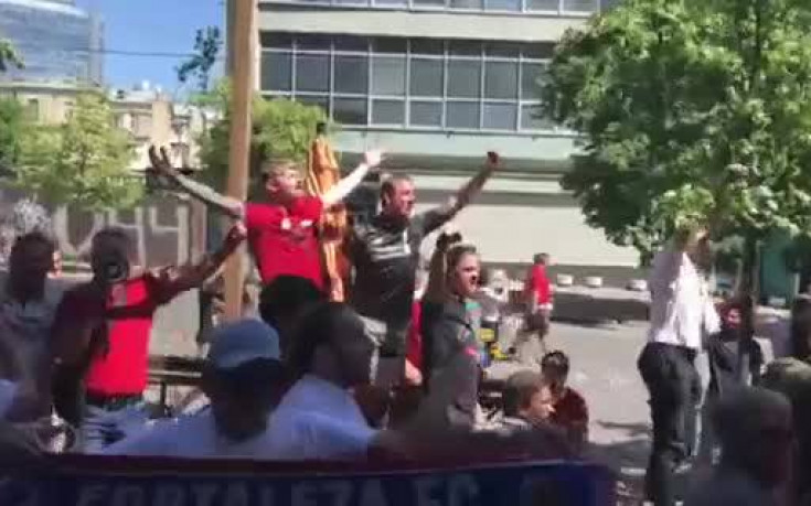 Запалянковци на Ливърпул и Реал пеят заедно в Киев