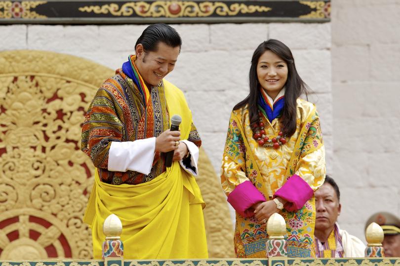 <p>Крал Джигме Хесар Намгиал Вангчук и кралица Джетсун Пема от Бутан</p>

<p>Роденият през 1980 г. крал&nbsp;на Бутан&nbsp;се радва на популярност в далечното кралство с население от около 750 000 души. Той се образова в Индия и Великобритания. След това прие короната от баща си - през 2006 г.</p>

<p>Баща му започна прехода към демокрация на страната. През март 2008 г. Бутан стана конституционна монархия и кралят се отказа от абсолютната си власт. Кралството е известно също и със своя брутен вътрешен индекс на щастието, който измерва личното щастие на хората спрямо икономическия ръст.</p>