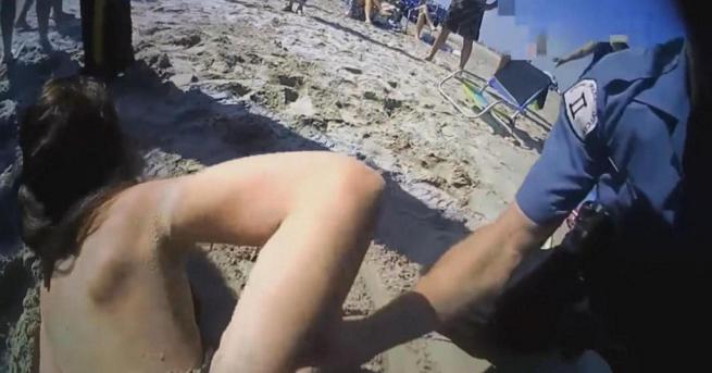 Американски полицаи които бият хубаво момиче на плажа Това видео