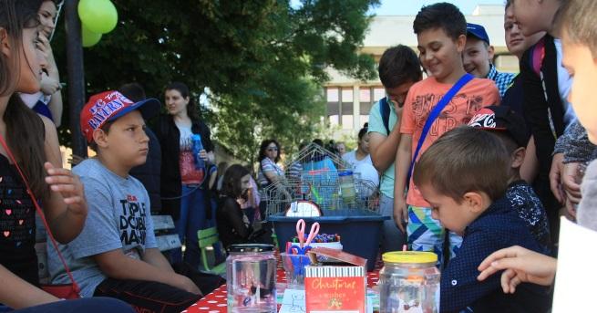 Честит празник на всички деца Бъдете здрави и усмихнати написа