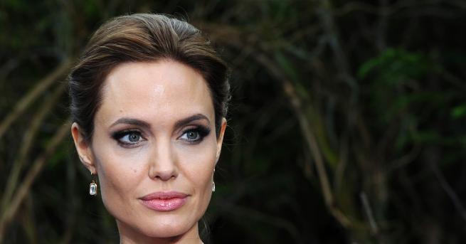 Холивудската звезда Анджелина Джоли е отпразнувала 43 ия си рожден ден по малко нетрадиционен