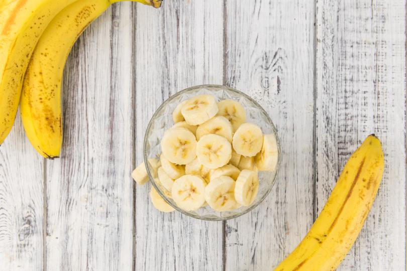 <p>Банани -&nbsp;Въпреки че бананите може да изглеждат като добър вариант да започнете деня си, ако се консумират на празен стомах, могат да намалят енергийните ви нива. Отначало ще почувствате усилване на енергията, благодарение на високото им съдържание на захар, но след няколко часа ще бъдете гладни. Яденето на банани може да представлява заплаха за хората, страдащи от синдром на раздразненото черво, което води до диария.</p>

<p>Ако не сте готови да се откажете от закуска с банани, комбинирайте ги с някои други храни, които съдържат здравословни мазнини като фъстъчено масло.</p>