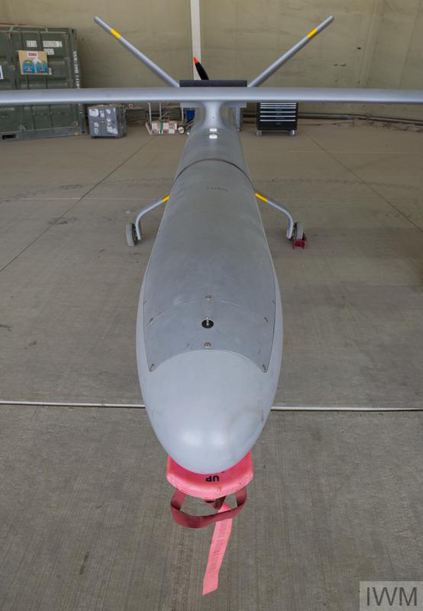 Дигитална снимка на безпилотния самолет Watchkeeper UAV. Кадърът е заснет в лагер в основната британска база в провинцията Хелман, Афганистан по време на операцията Herrick XVI (H16). Заснета на 19 август, 2012 г. от фотографа Ричард Аш. 