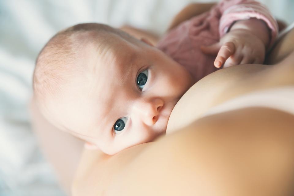 жена бебе кърмене
