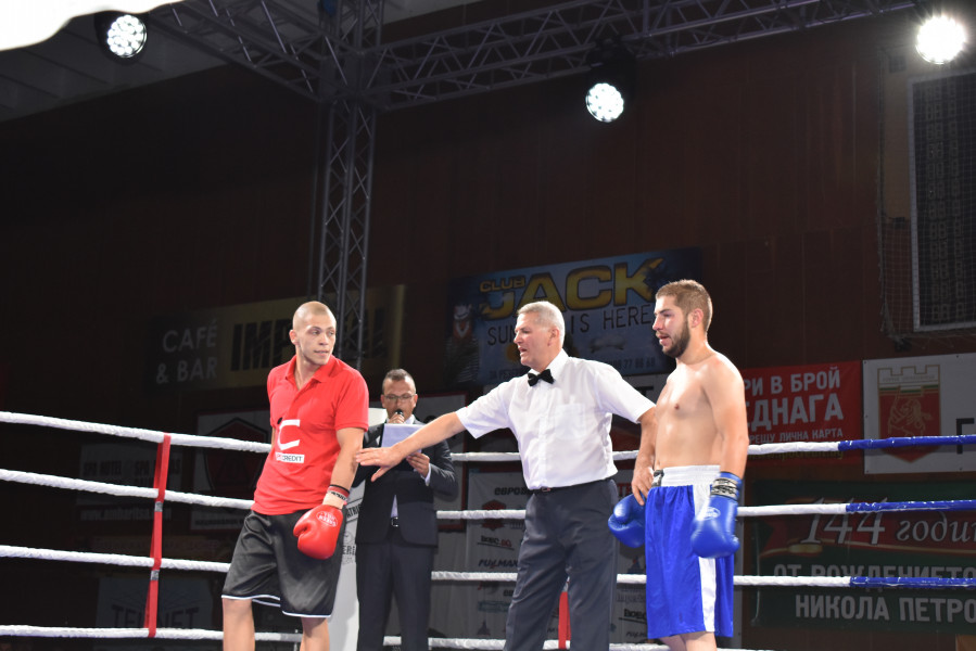 Здравко Попов Кофето атакува професионалния ринг1