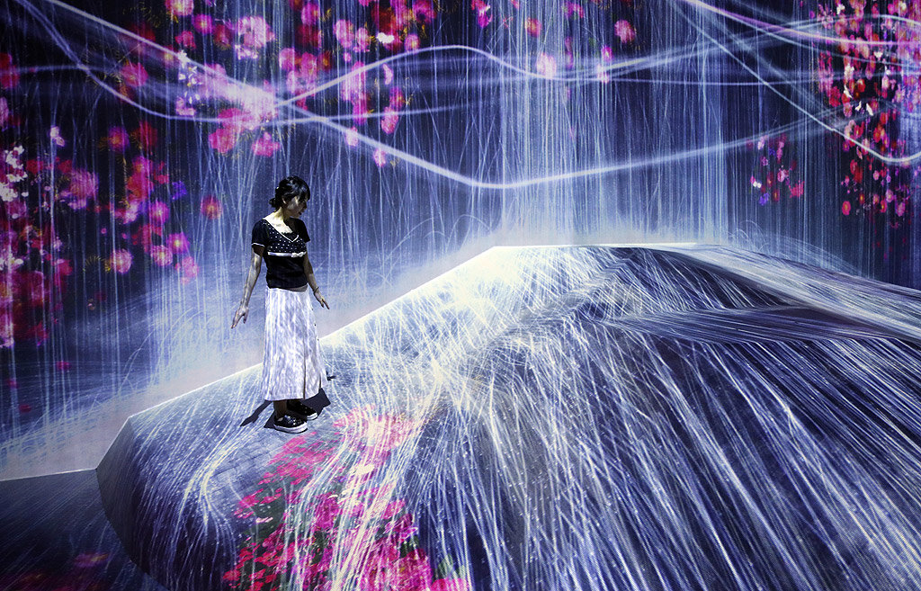 Посетители се разхождат през цифровите произведения на изкуството, в музея за дигитално изкуство "teamLab Borderless" от японската творческа група teamLab в Токио. Музеят за цифрово изкуство с площ от 10 000 квадратни метра с приблизително 50 интерактивни произведения на изкуството ще бъде отворен за обществеността на 21 юни