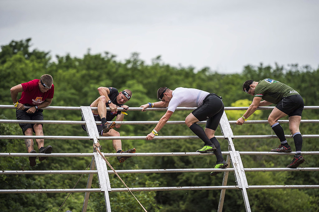 Участници в състезанието "Спартан" в Варгезтес, Унгария. Спартанската надпревара е екстремно състезание с различни препятствия