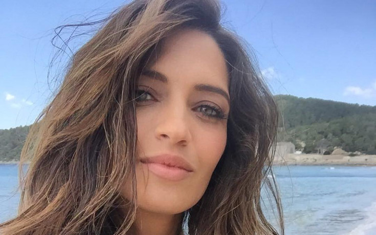 И красивата жена на Касияс поема към Русия