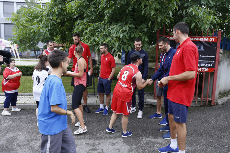 Баскетболните национали посетиха дом за деца с увреждания1