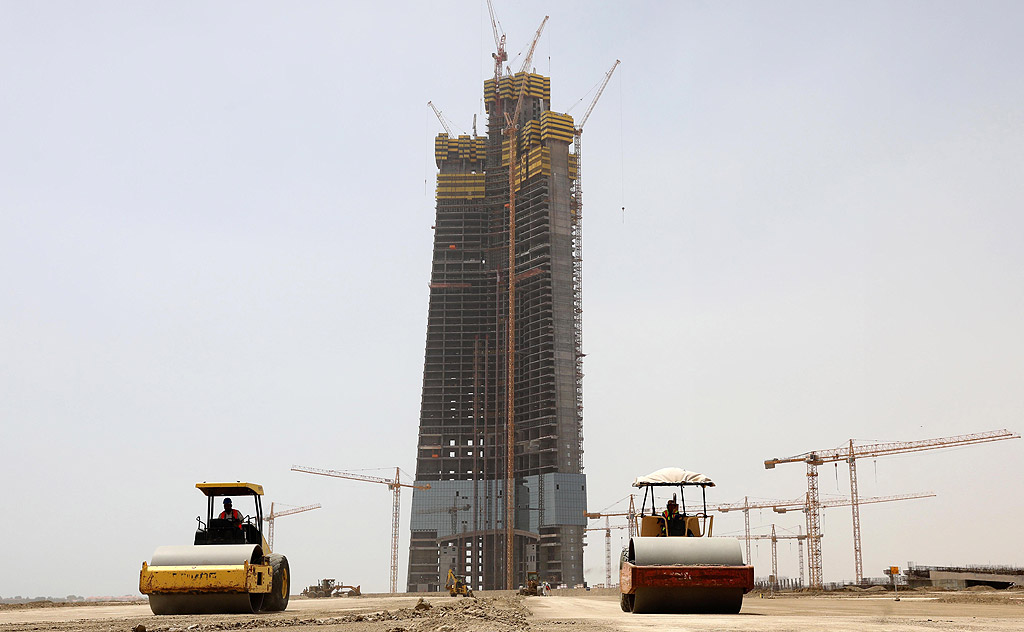 "Кулата на кралството" (Kingdom Tower) Jeddah Tower в Джеда, Саудитска Арабия, ще се издига на над 1000 м височина, а разгърнатата строителна площ е 530 хил. кв. метра. Инвестицията в застрояването на целия квартал, общо 23 хектара на брега на Червено море, се очаква да достигне 20 млрд. долара, 1,2 млрд. от които се влагат в небостъргача.