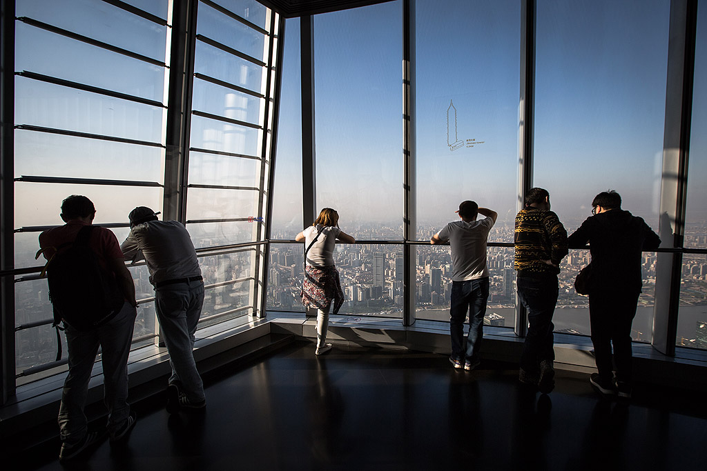 Шанхай Тауър Една от най-внушителните сгради в света, тази кула е построена за 6 години. Със своите 623 метра тя е втората по височина в света и най-високата в Китай. Площадката за наблюдение се намира на 119-тия етаж и предлага поглед към целия град и околностите.