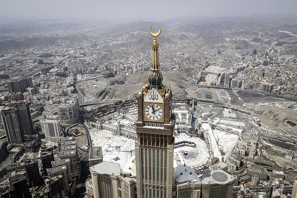Часовникова кула Abraj Al-Bait, Мека, Саудитска Арабия – 600 метра. Кулата е разположена на място, което е само на 165 крачки от най-свещения район на Казаба, заобиколен от най-голямата джамия в света - Masjid al-Ḥaram (Голямата джамия).