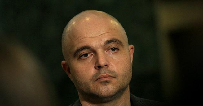 Двама души са задържани след скандал между враждуващи фамилии в