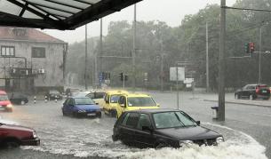 Буря с градушка удари Бургас, има наводнени улици