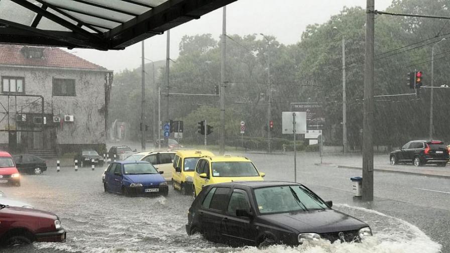 Буря с градушка удари Бургас, има наводнени улици