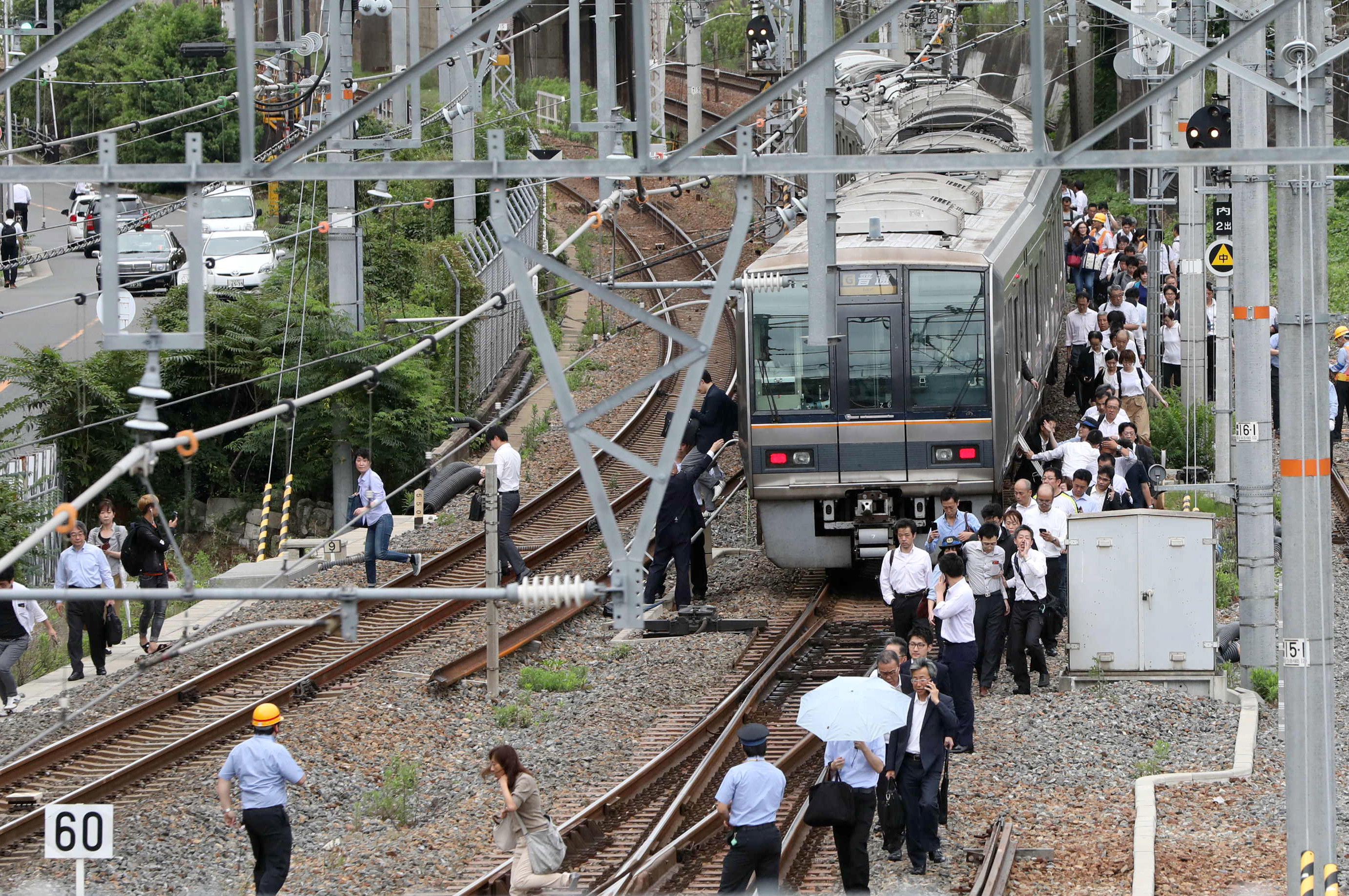Поне трима са загиналите и около 100 ранените след земетресението, което тази сутрин разтърси Осака.