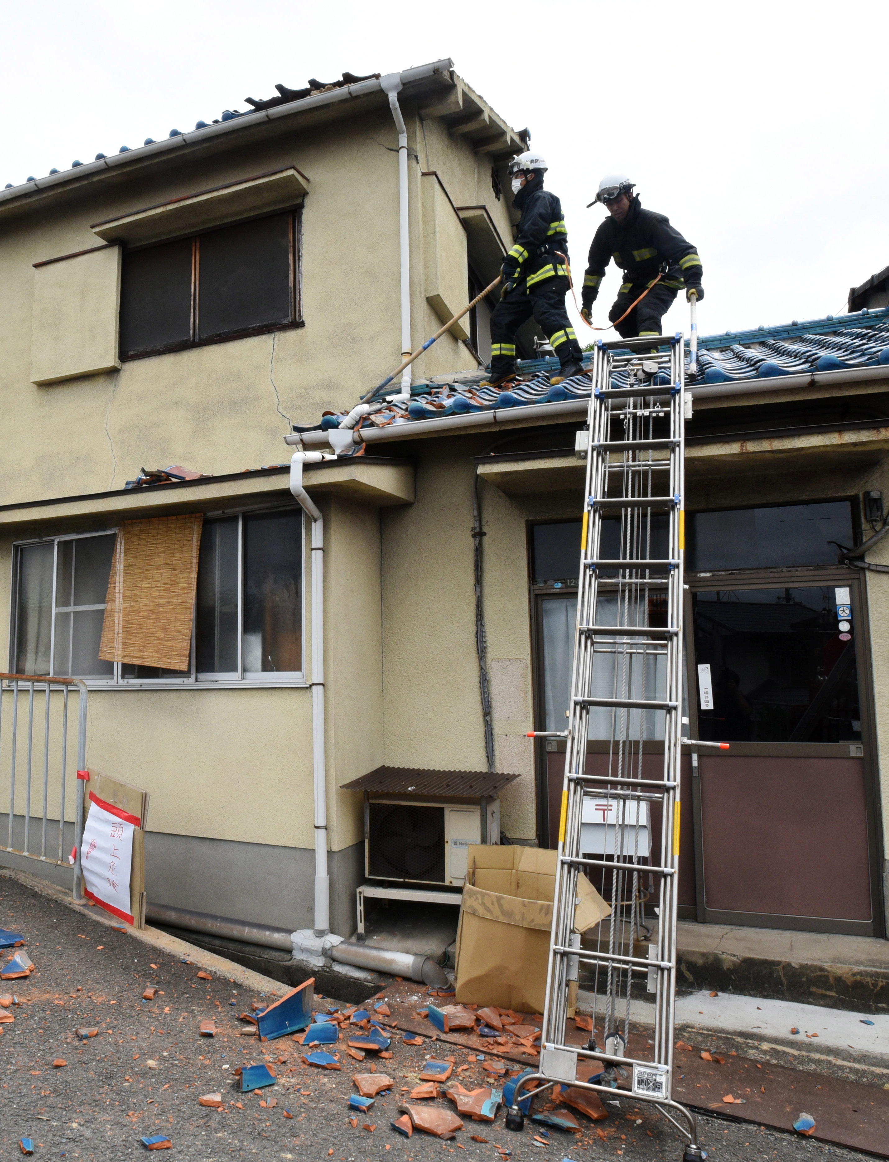 Поне трима са загиналите и около 100 ранените след земетресението, което тази сутрин разтърси Осака.