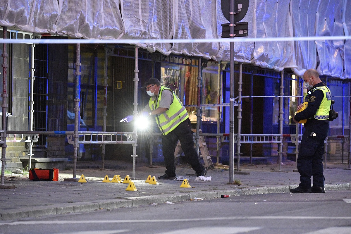 В центъра на шведския град Малмьо снощи избухна престрелка, в която двама бяха убити и трима други бяха ранени