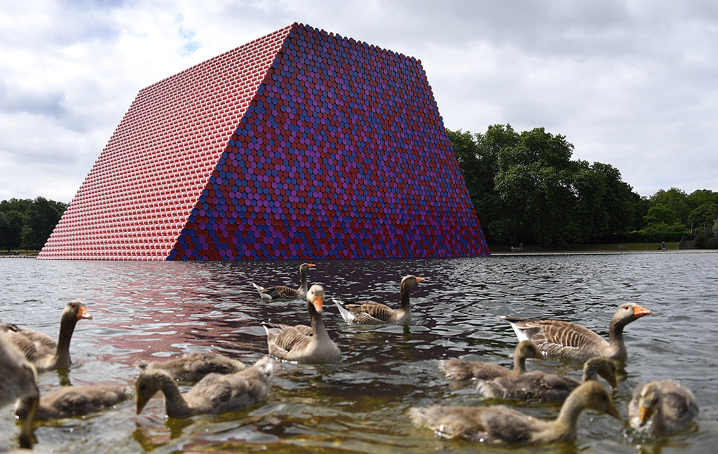 Последното творение на българина е пресечена пирамида, изградена от 7 506 варела. Инсталацията е 20 м висока, 30 м широка, 40 м дълга и ще плава в езерото Сърпентайн, Лондон. Инсталацията ще е в Хайд парк до 23 септември, а изложбата отворена до 9 септември. Цената на проекта е 4.2 млн. долара и се финансира изцяло от художника.