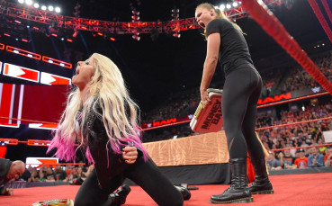 Ронда Раузи преби шампионка, шеф и съдии, отстраниха я от WWE