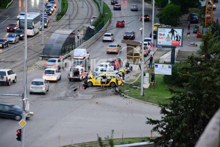 Жестока катастрофа с такси в столицата. Петима души са ранени. Инцидентът се е случил в 20:50 часа на пресечката на бул. "България" и "Каблешков".