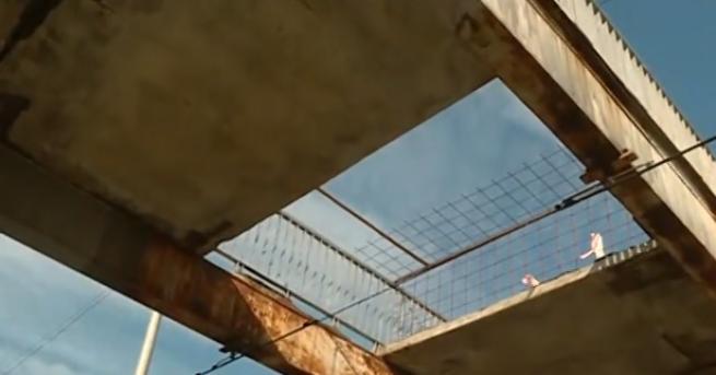 Опасен надлез застрашава човешки животи на булевард Никола Мушанов в