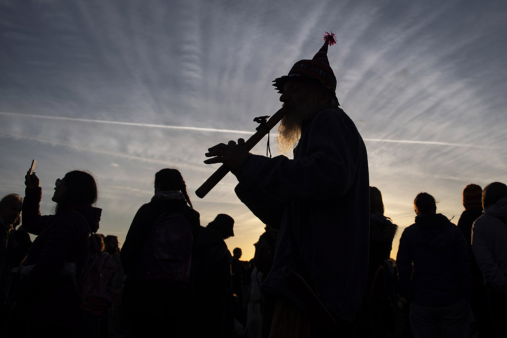 Всяка година по време на лятното слънцестоене хиляди хора се стичат да наблюдават как лъчите на изгряващото слънце пронизват входа на Стоунхендж. Фестивала привлича стотици хора около 5 000-годишния каменен кръг, за да отбележат най-дългия ден в северното полукълбо. Изгрева настъпи в 4,52 часа местно време и беше посрещнат с танци, музика и ритуали около камъните